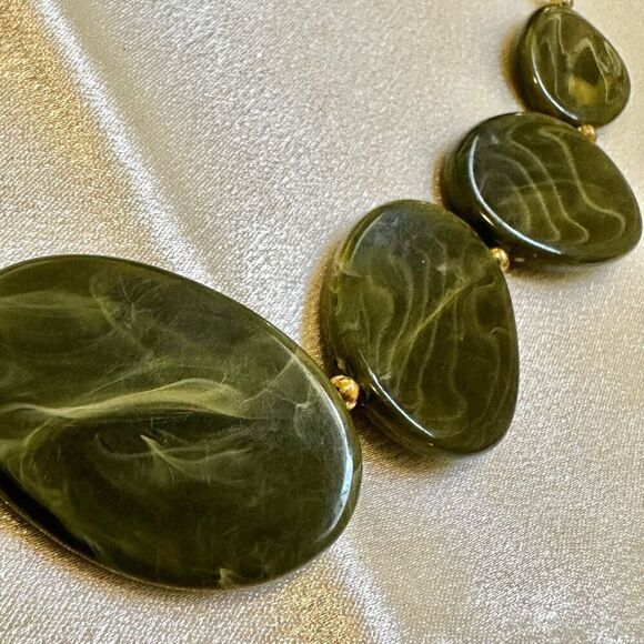 Green beaded necklace - Picture 3 of 8